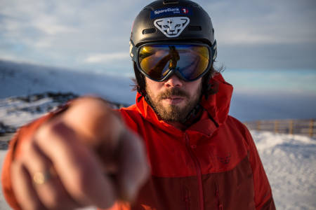 SKITEKNIKK PÅ PRØVE: Det er lite nøling å spore når denne karen setter utfor fjellsida, så følg på som en råskalle. Bilde: Ola Mattson