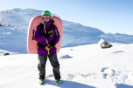 LA BALLONGEN GÅ: Når skal du egentlig trekke i snora hvis skredet går? Jørgen Aamot demonstrerer den premature varianten. Bilde: Benjamin Hjort