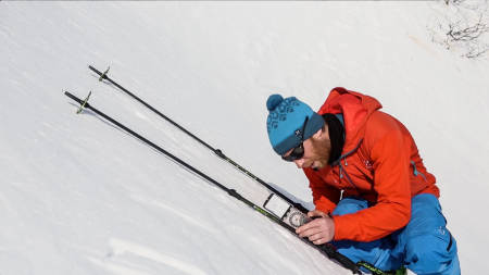 HUSK STAV OG KOMPASS: Legg stavene i snøen en plass som tilsvarer den bratteste hellingen du skal kjøre og legg på et kompass av denne typen. Det er én av metodene Jørgen Aamot benytter seg av. Bilde: Benjamin Hjort