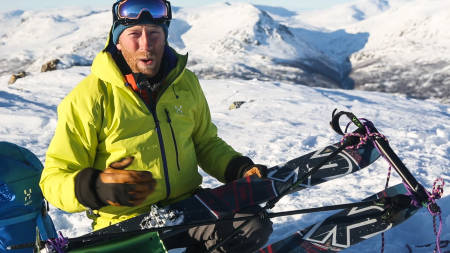 LAGER KJELKE: Tindevegleder Jørgen Aamot viser hvordan du kan lage skikjelke av utstyret du har med på tur. Bilde: Benjamin Hjort