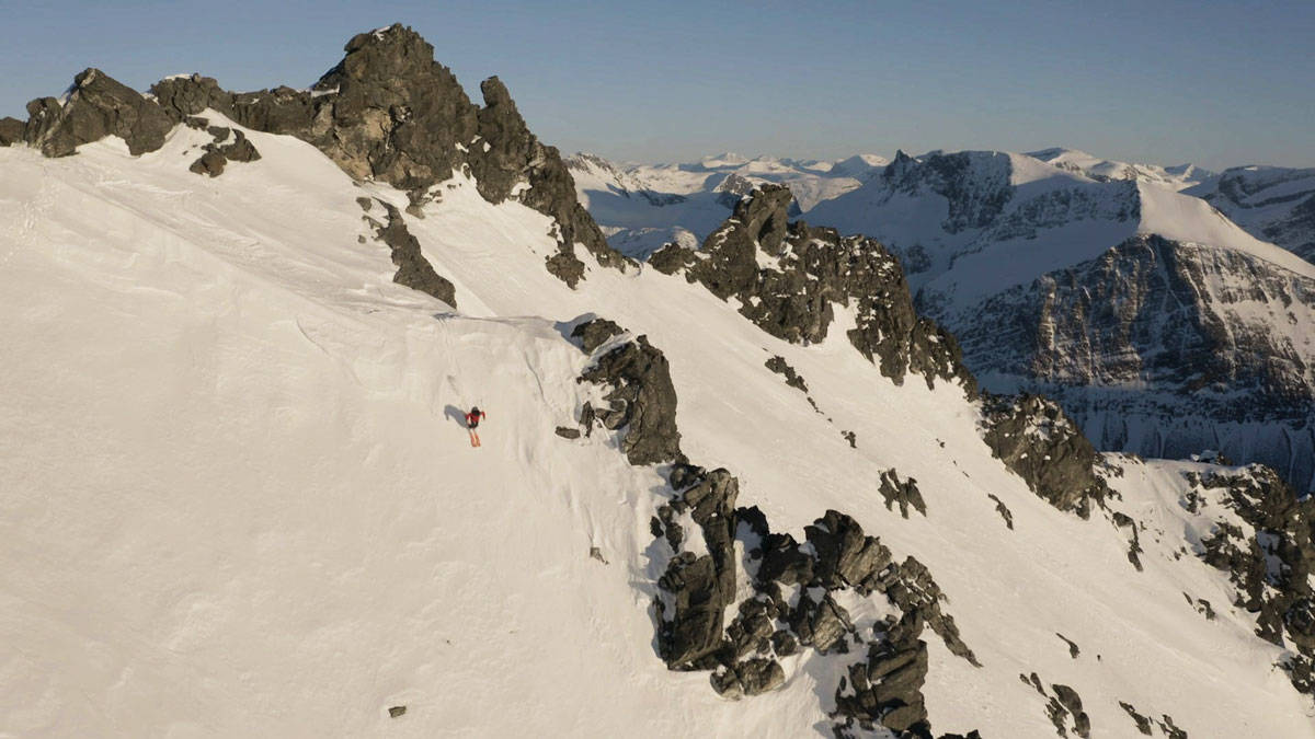 SKJERVAN: Se Turtrusa-jentene kjøre fete linjer på toppturklassikeren Skjervan i Romsdal. Foto: Terje Aamodt