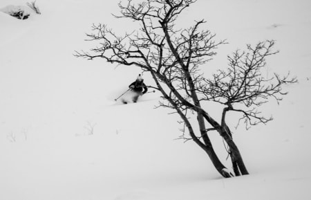 PERFEKT SNØ: Kristin Lome koser seg med langt bedre forhold enn hva værmeldinga antydet. Foto: Turtrusene
