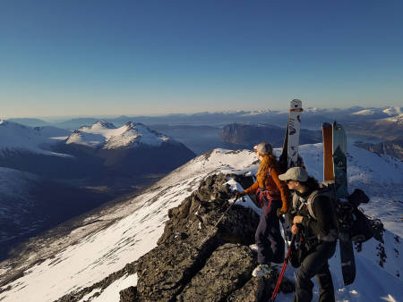 FINE OMGIVELSER: Ingrid Lonar, Johanne Askim Adde og Victoria Isern på Skjervan i Romsdalen. Torsdag kommer hele filmen! Foto: Terje Aamodt