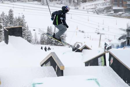 NYE TRIKS: Lær deg et nytt triks - for eksempel å raile, slik Øystein Bråten gjør her. Foto: Foto: Nor Freeski