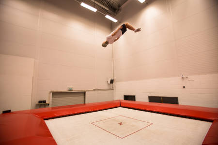BAKLENGS: Felix Usterud forteller deg hvordan du kan gjøre backflip på trampoline. Bilde: Christian Nerdrum