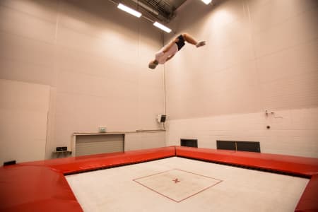 BAKLENGS: Felix Usterud forteller deg hvordan du kan gjøre backflip på trampoline. Bilde: Christian Nerdrum