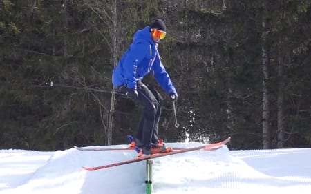 FASTLÅST: Mye av trikset for å holde deg på railen, for så stoppe og starte rotasjon, er å lage en saks av skiene. Bilde: Christian Nerdrum