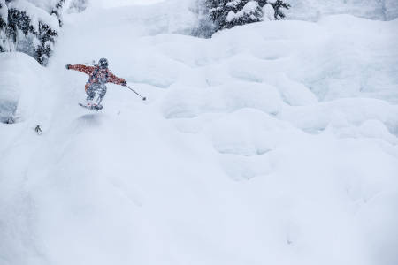 KRAV TIL KLÆR. De beste skidagene forutsetter klær som holder deg varm og tørr. Piers Solomon holder seg tørr i verdens mest nedsnødde skisenter; Mt. Baker i USA. Bilde: Oskar Enander