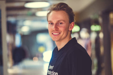 SWEET: Henrik Kristoffersen skal kjøre med de nye Sweet-brillene, som han er helt klar på at er de beste akkurat nå. Foto: Bård Gundersen