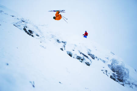 NEDOVERFOKUS: Frontflip-spesialist Øystein Aasheim fra Vågå sverger til bindinger uten gåfunksjon, slik at han kan dra på maksimalt –som her, på Skavlein i Lemonsjøen skisenter. Foto: Tore Meirik.