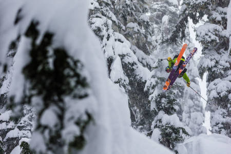 FRIKJØRING: Fri Flyt forteller hvordan du velger riktig frikjøringsski –og hvilke ski som er best på ffskitest.no. Foto: Grant Gunderson