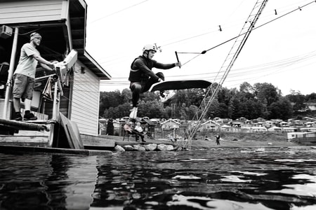 BORTEBANE: André Natland har sine timer på Norsjø Kabelpark i Telemark. I sommer får han sin egen. Bilde: Christian Nerdrum