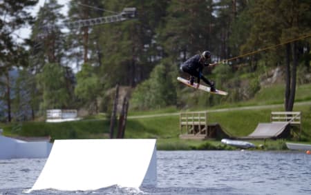 En av jentene som besøkte Norsjø Kabelpark. Foto: Skjermdump