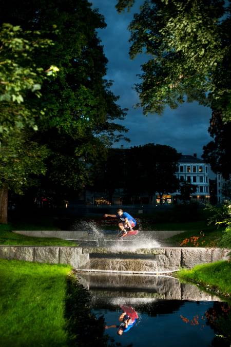 Ikke Akerselva, men Alexander Kiellands Plass - nå med vann! Odd Roar Solerød vet å bruke byen. Bilde: Emil Kjos Sollie