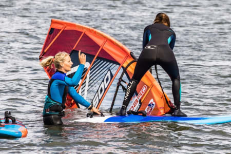 Oda Johanne Stokstad Brødholt er en av verdens windsurfere og arrangerer en årlig festival på Østlandet. Foto: Eirik Brødholt / Fredrik Sørling