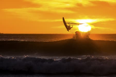 WINDSURFER I SOLNEDGANG: Klisjeer blir stort sett til av gode grunner. Olya Raskina tyner det meste ut av dagen. Bilde: Kirill Umrikhin/Red Bull Content Pool