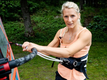 INGEN SKAM Å SNU: Jibben er en viktig manøver i windsurfing. Oda vider hvordan. Bilde: Christian Nerdrum