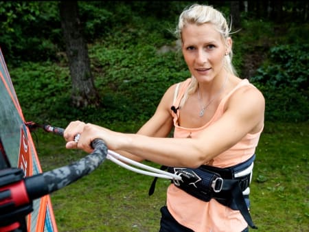 INGEN SKAM Å SNU: Jibben er en viktig manøver i windsurfing. Oda vider hvordan. Bilde: Christian Nerdrum
