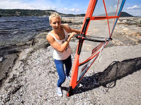TACK SKAL DU HA: Oda viser hvordan overkroppen skal frem mens riggen presses bakover. Bilde: Chrisian Nerdrum
