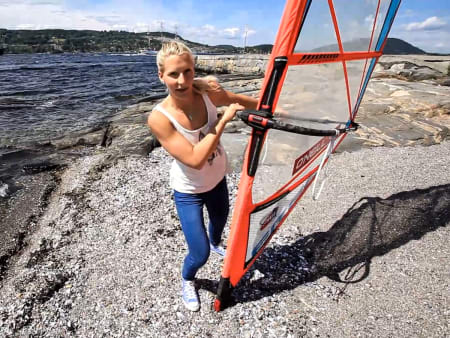 TACK SKAL DU HA: Oda viser hvordan overkroppen skal frem mens riggen presses bakover. Bilde: Chrisian Nerdrum