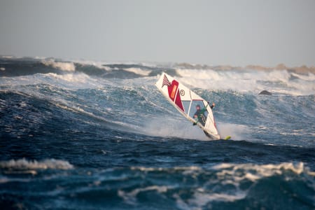 Terje Tuft dirigerer seilet rundt i en duckjibb. Foto: Otto L. Motzke