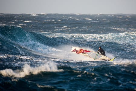 Carving down da' line Hawaiian style. Bare 20 grader kaldere. Foto: Otto L. Motzke
