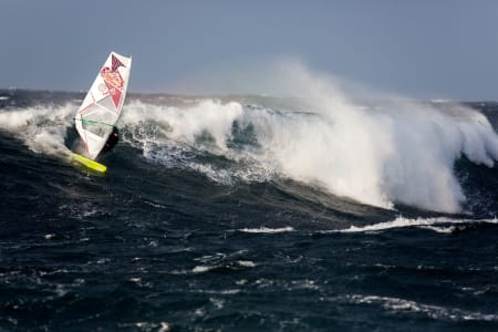 Terje Tuft utnytter bølgens potensial med stil. Foto: Otto L. Motzke