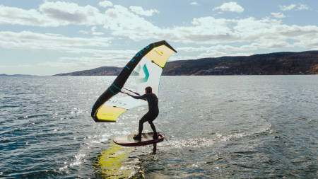 Oppsettet er egentlig ganske enkelt. Du trenger et brett med en hydrofoil, samt en oppblåsbar vinge - og en pumpe. Bilde: Christian Nerdrum