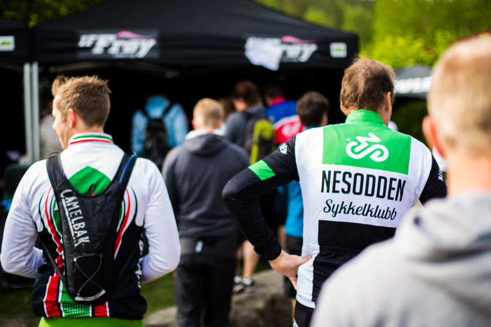 STARTNUMMER: Ikke alle hadde hentet startnummeret på forhånd. (foto: Snorre Veggan) terrengsykkelrittet-5248a