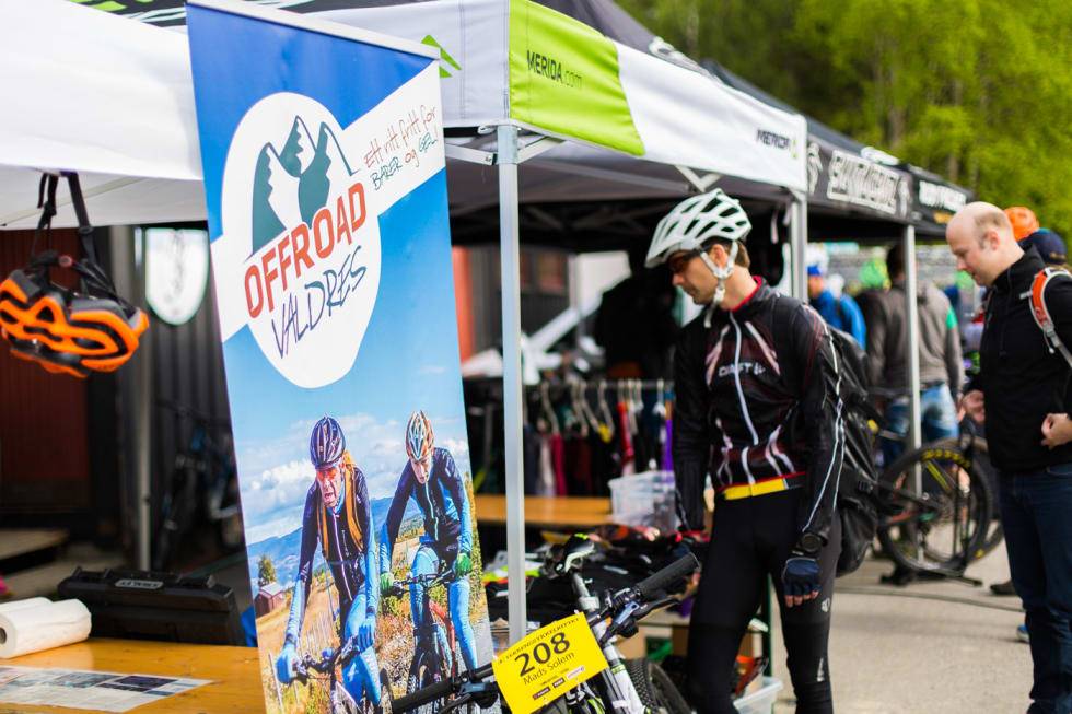 TIDSFORDRIV: Det var enkelt å slå ihjel noen ekstra minutter før start med å ta et besøk i sponsorbodene. (foto: Snorre Veggan) terrengsykkelrittet-5288a