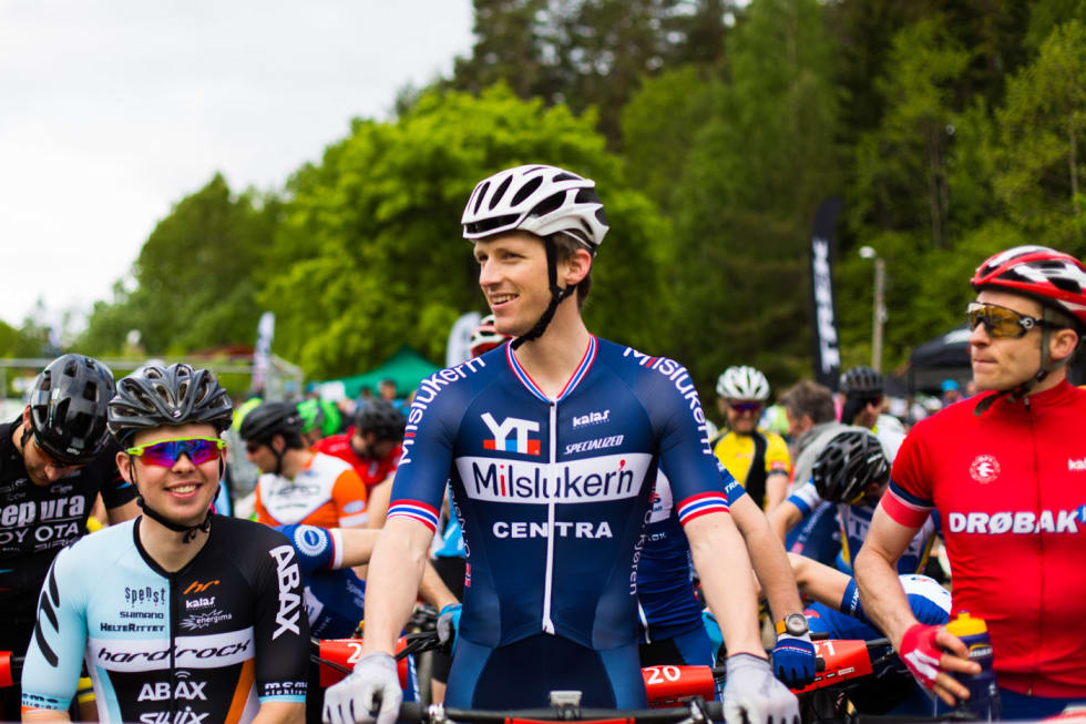 KONGEN I FELTET: Fjorårsvinneren Ola Kjøren raget høyest i feltet. I hvert fall før start. I løpet av rittet måtte han abdisere. (foto: Snorre Veggan) terrengsykkelrittet-5354a