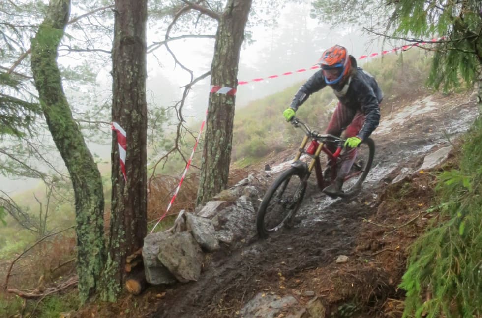 Løypa er den samme for alle, uansett alder og kjønn, og er merket rød - med noen bratte partier og dropp. Her er Brage Vestavik i aksjon under Kampen om Kjerringa i 2014. Foto: Robert Goodwin Brage Vestavik - Kjerringåsen DH 2014 - Foto Robert Goodwin 1400x924