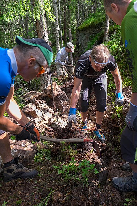NOTS har god rutine på dugnad, og fra lørdag gyves det løs på Terrensykkelrittløypa 2016. Foto: NOTS Oslo og Omegn NOTS Oslo og Omegn - Dugnad Pioneren - Foto NOTS Oslo og Omegn