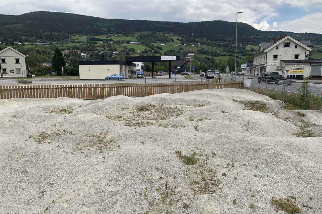 SMÅ KULER: Pumptracken er bygd som en del av satsing på yngre syklister, og dermed er ikke kulene av de største. Foto: Kristoffer H. Kippernes.