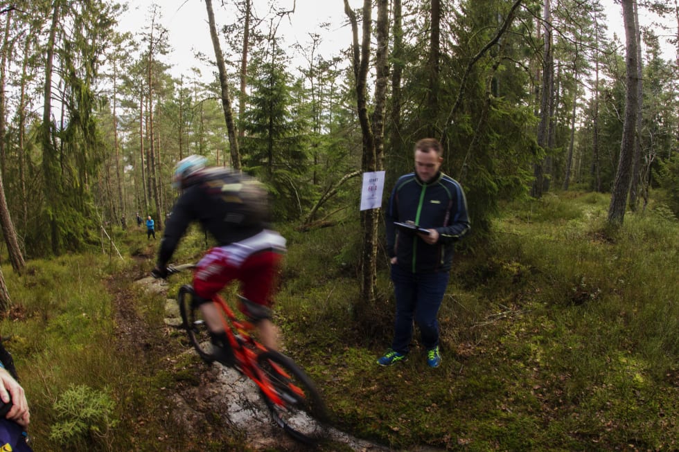 NERVEKONTROLL: Ukjent rytter gir gass ut fra starten på dagens første fartsetappe. _KHK0613