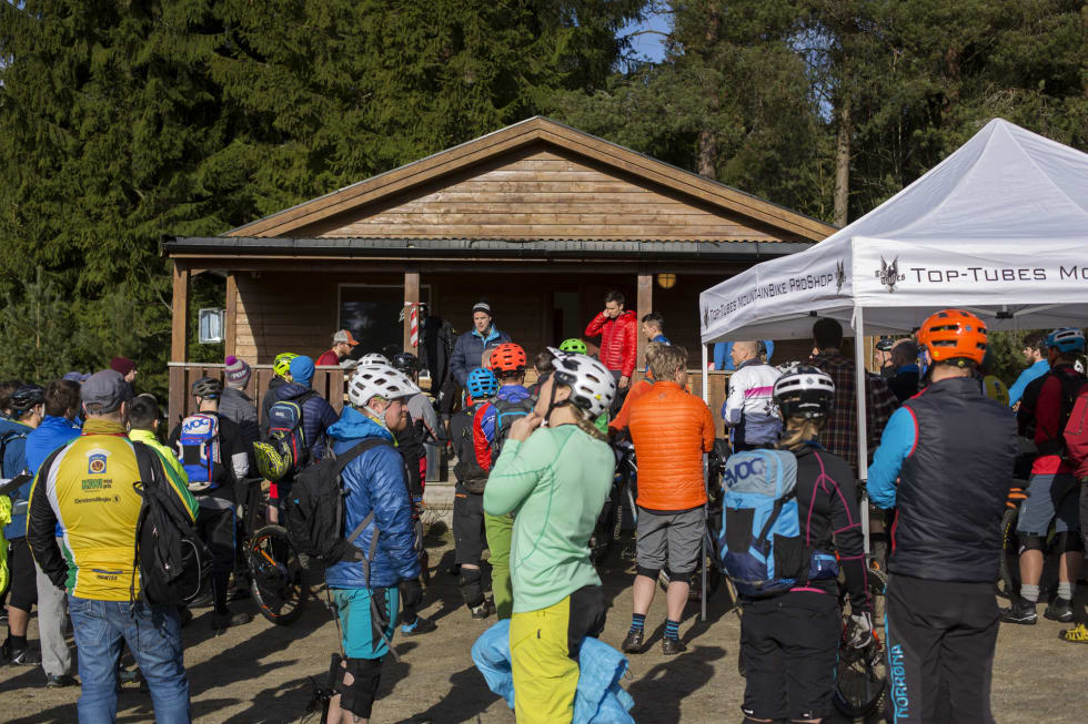 SAMLING I BÅNN: Ved foten av alpinbakken i Skien Fritidspark var det provisorisk samlingspunkt med ryttermøte. _IPP4356