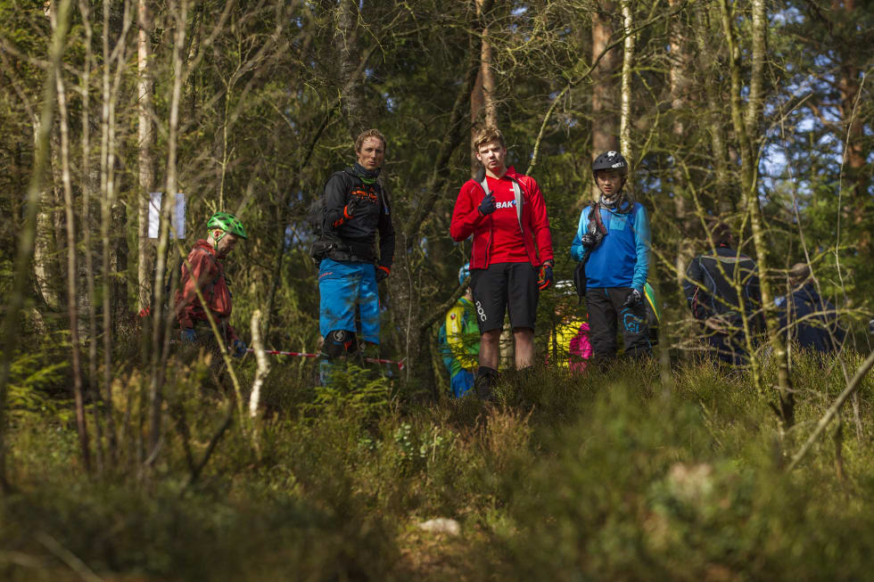 TITT, TITT: Å «sykle blinde løyper» innebærer at rytterne ikke får trene i løypa på forhånd. Flere prøvde å rekognosere det de kunne fra toppen av hver etappe for å finne linjevalg. _KHK0456
