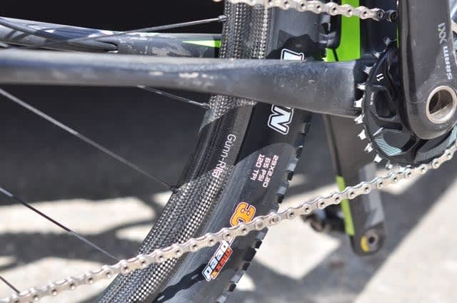 KARBON: Hjulene fra Fulcrum sparer vekt. Maxxis Ikon-dekk brukes til det aller meste.
