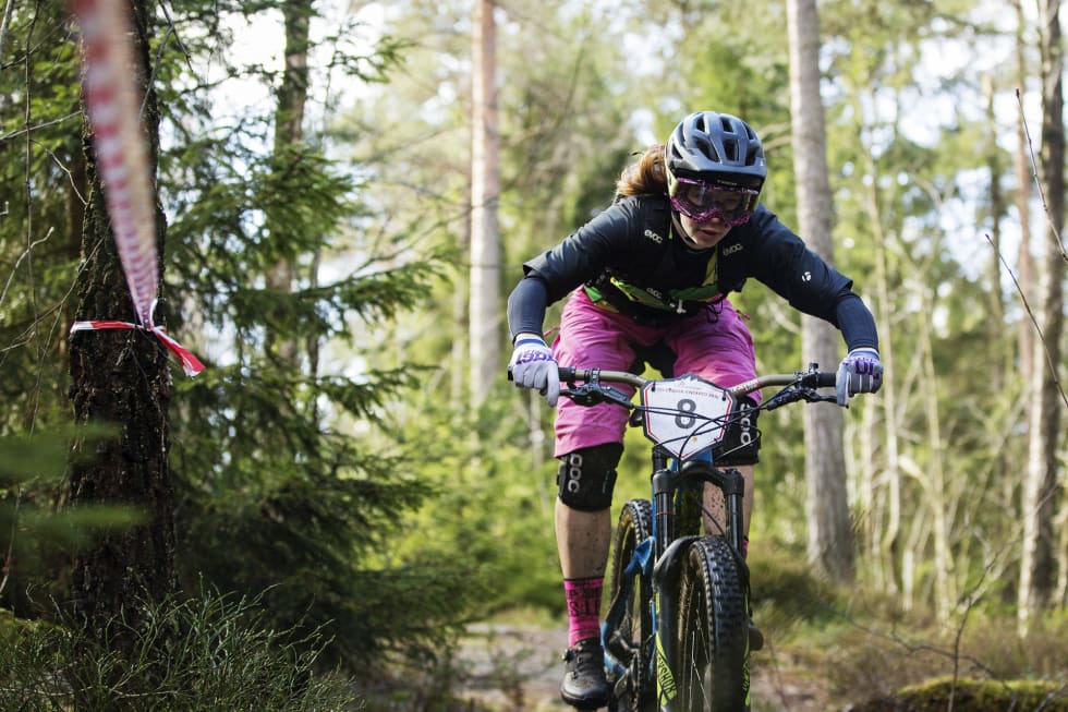 HÅKONSSON PÅ FØRSTE; ...Johansson på andre i dameklassen. Joline Johansson over svaberg på fartsetappe 2. _IPP4619