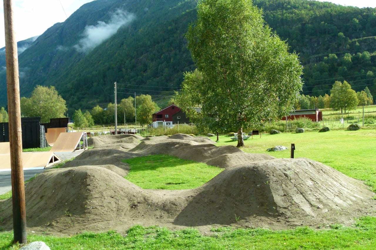 HJULBASERT FRILUFTSLIV: Skatepark og pumptrack, og ikke minst mange fine muligheter for stisykling i området rundt Folven Camping. Foto: Fred Syversen