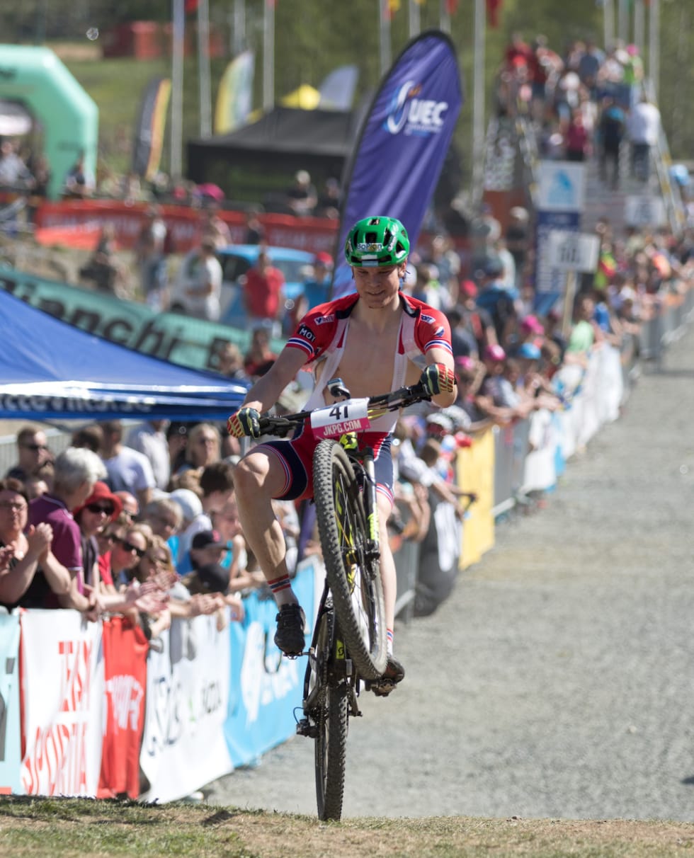 vPetter Fagerhaug på oppløpet under rundbanerittet søndag, der han kjørte inn til 11.plass. Foto: Bengt Ove Sannes Petter Fagerhaug - XCO EM - Bengt Ove Sannes 1000x