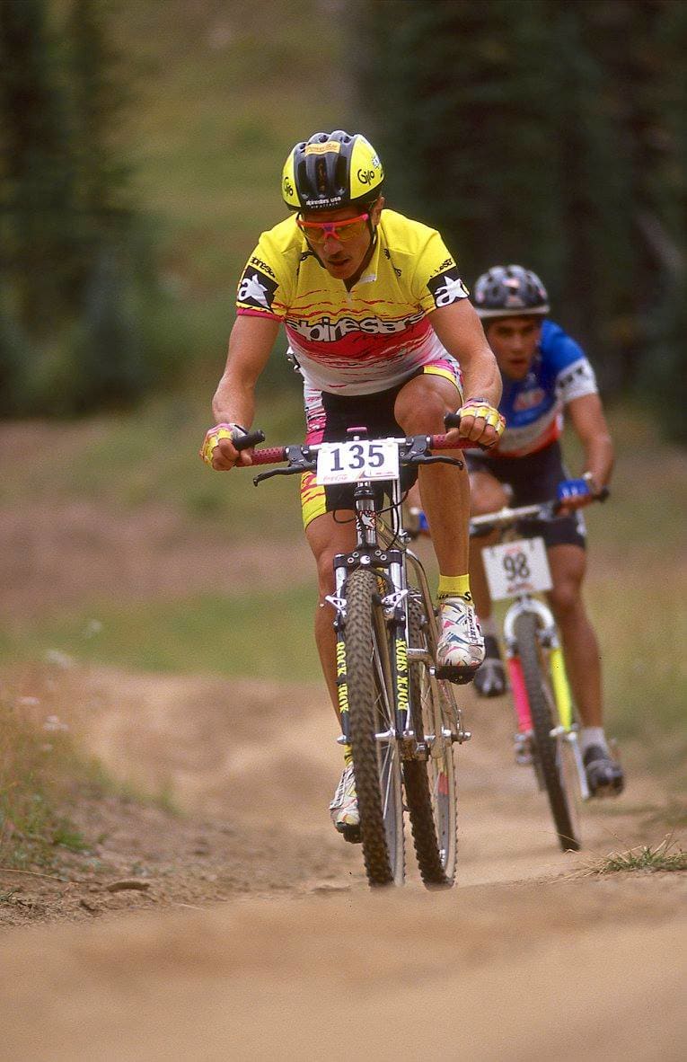 STILRYTTER: Mike Kloser syklet på alles drømmesykke på begynnelsen av 90-tallet - Alpinestars Al-Mega. Bak følger Rishi Greval.