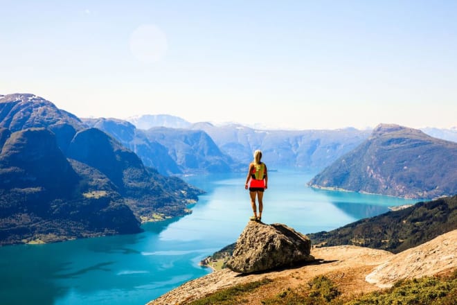 Malene langs Sognefjorden. Foto: Haakon Lundkvist Malene langs Sognefjorden. Foto: Haakon Lundkvist