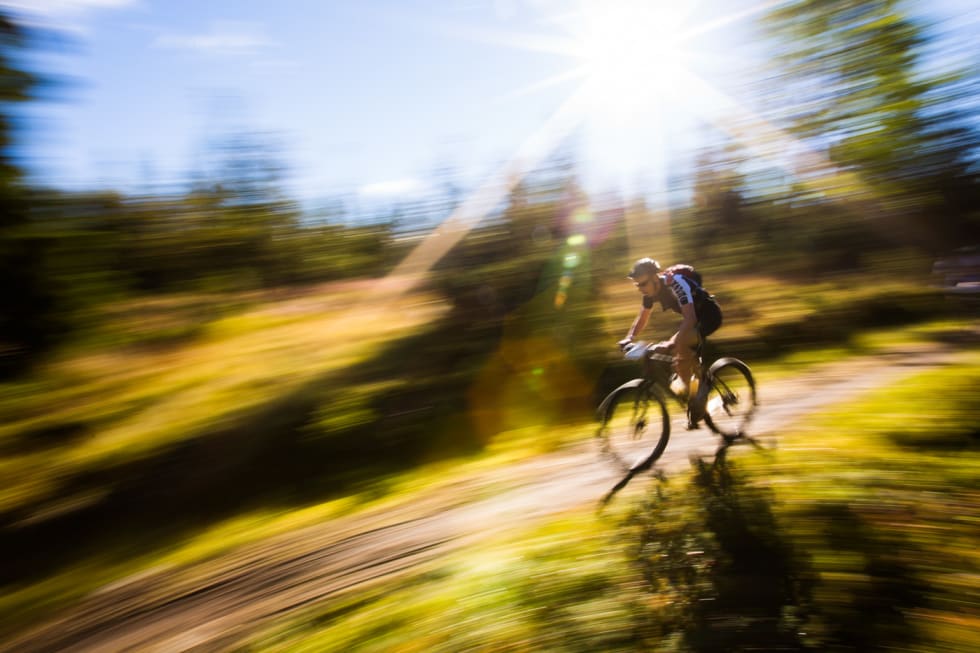 GRUSRITT: Sol, sommer og singletrack. Det er også Birken. Spesielt etter den siste omleggingen av løypa. Dette bildet liker jeg godt, fordi jeg lyktes å vise noe annet av Birken enn grusvei. Og i tillegg kunne sende bildet til Kristoffer, med en utfordring om han kunne fikse noe tilsvarende. 4-birken-2754a