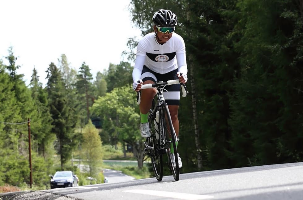 Caroline Vamnes er allerede dreven på hjul, og gleder seg til å dele sine erfaringer med jentene som melder seg på fellesstarten Ladies Edition 2016. Foto: Ola Morken Caroline Vamnes - Øyeren Rundt 2015 - Foto Ola Morken 1400x924