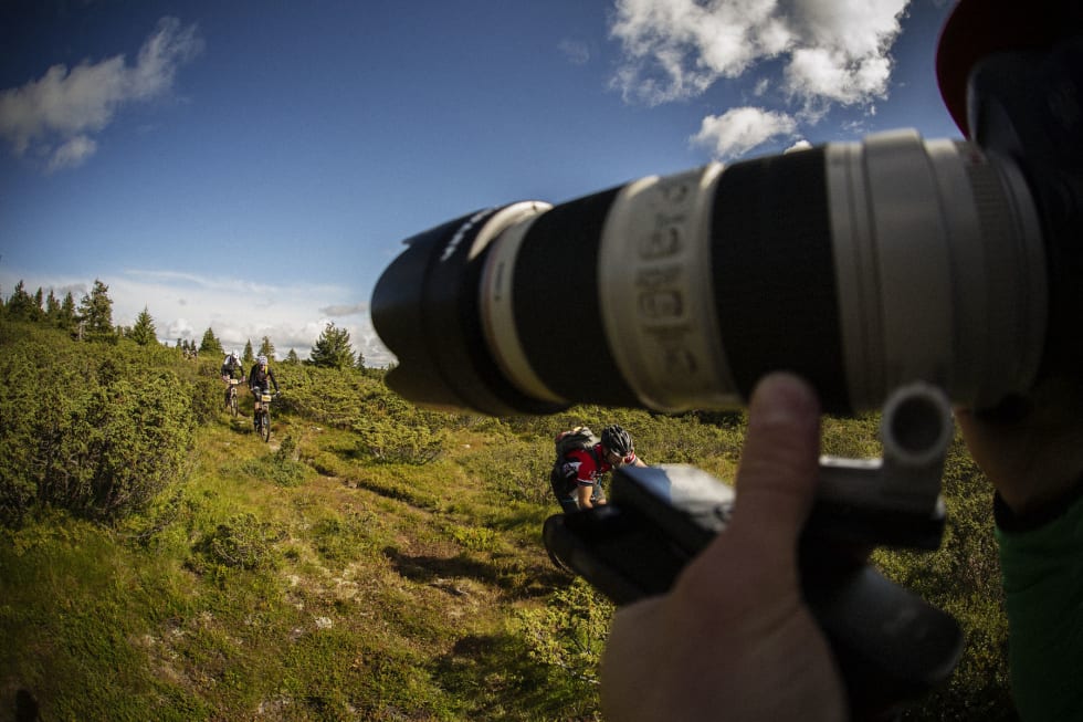 MULTITASKING: Tempoet denne helgen i august hvert år, er høyt. Både jeg og Snorre løper som regel rundt med flere kameraer, for å skape variasjon i dekningen. Dette bildet er tatt i et øyeblikk med høy puls, hvor jeg fotograferer med det ene kameraet, mens jeg har radioutløseren til det andre kameraet i venstre hånd, og et ekstra kamera under armen, som da utløses. Bildet er valgt mest av personlige grunner, fordi det er en god illustrasjon på arbeidstempoet. Foto: Kristoffer H. Kippernes _C2A1712