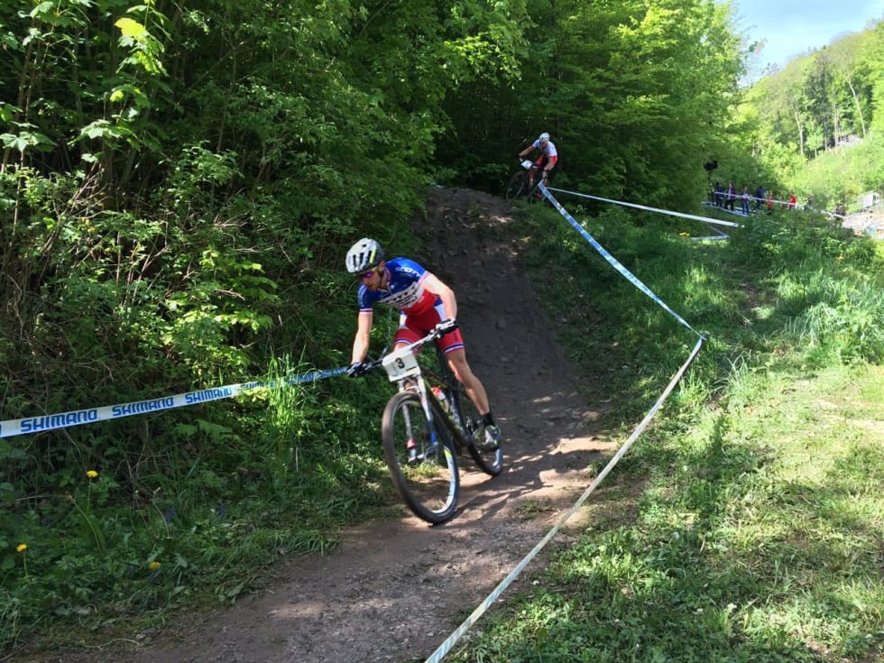 TOPP-DUELL: Titouan Carod og Sam Gaze kjempet en hard duell om seieren i Albstadt.