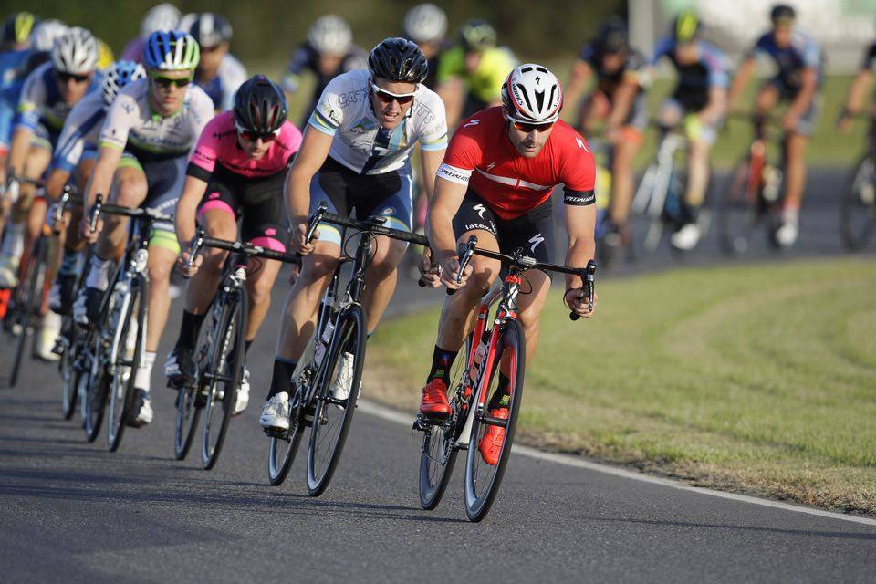 ALLSIDIG: Allerede 1. januar var Graves i gang på Specialized, i et kriteriumsritt på landeveien. Han vant spurten bak et firemannsbrudd. Foto: Adam Weathered