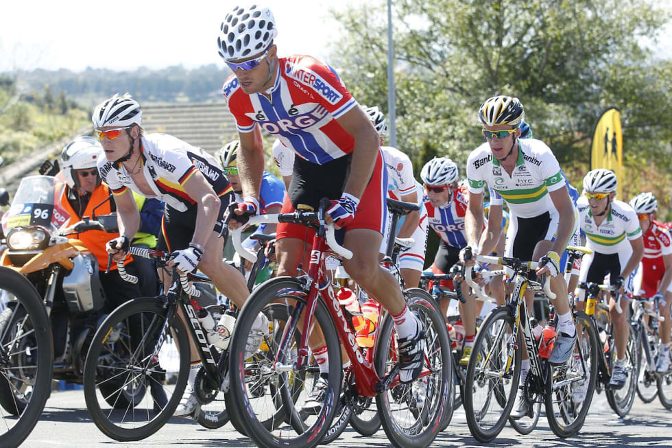 SLIT: Mens Thor Hushovd satt i hovedfeltet hele veien, havnet blant annet Edvald Boasson Hagen (i bakgrunnen) og flere andre sterke ryttere i brudd den sjette runden. Foto: Cor Vos.