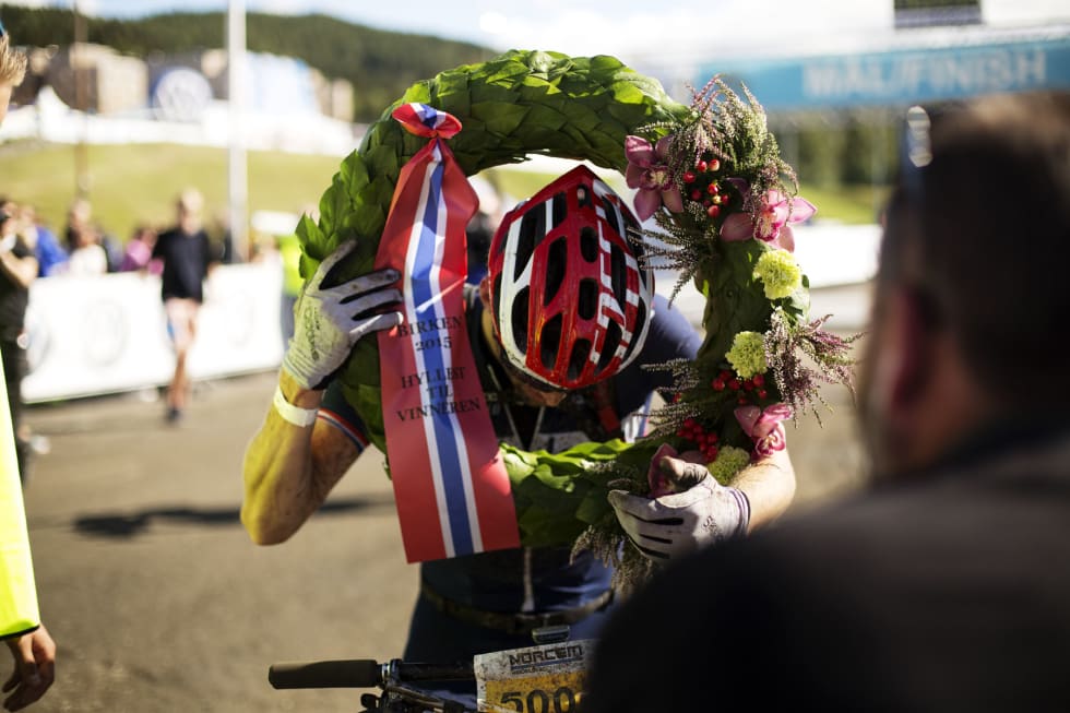 HYLLEST: Det blir mye bilder av eliteklassene i Birken, men det er ikke uten grunn. Det er ofte her vi får ta del i de største dramaene, og å vinne eliteklassen for damer eller herrer, er noe som gir enormt mye oppmerksomhet. Dette bildet av Ola Kjøren fra da han vant Ultrabirken står seg fortsatt som et av mine favorittbilder. Foto: Kristoffer H. Kippernes _C2A1893